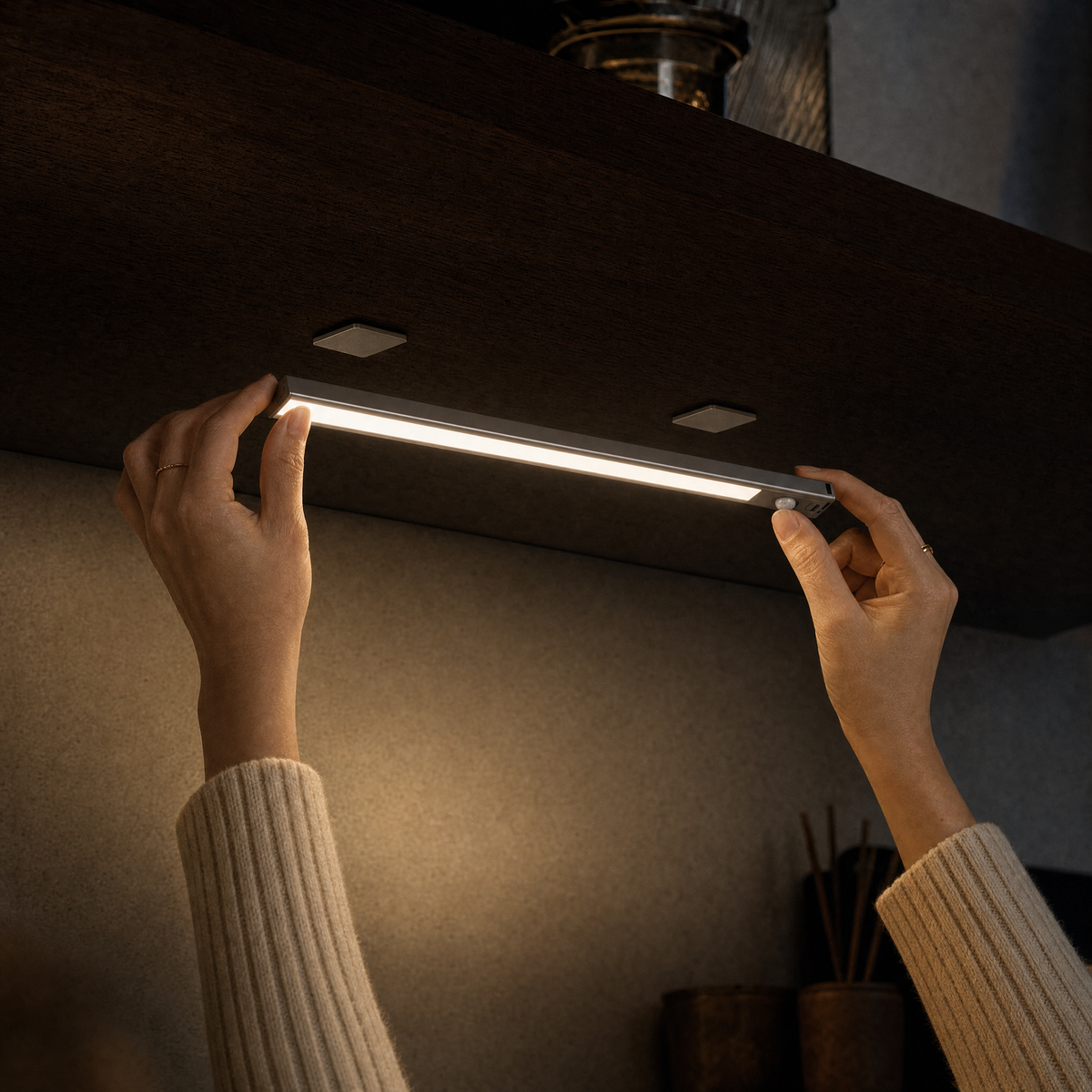 LUMENKANTE Leuchte wird magnetisch an zwei Metallplättchen unter dem Hängeschrank befestigt – ohne Bohren