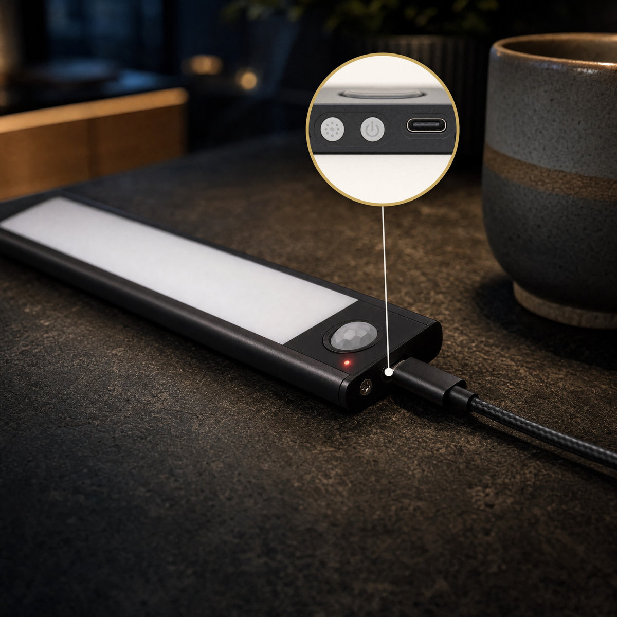 LUMENKANTE Leuchte lädt per USB-C – Detailansicht des USB-C-Anschlusses